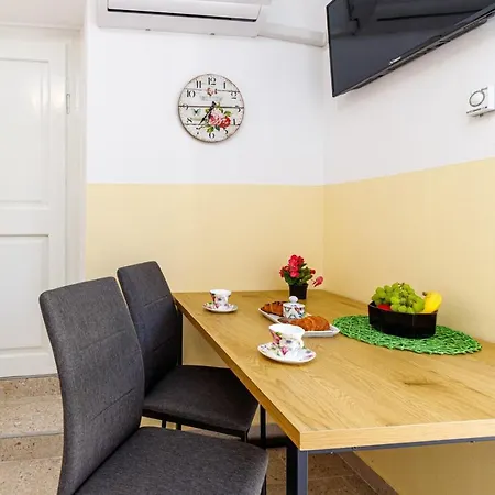 Wine And Roses Guest house Loborika