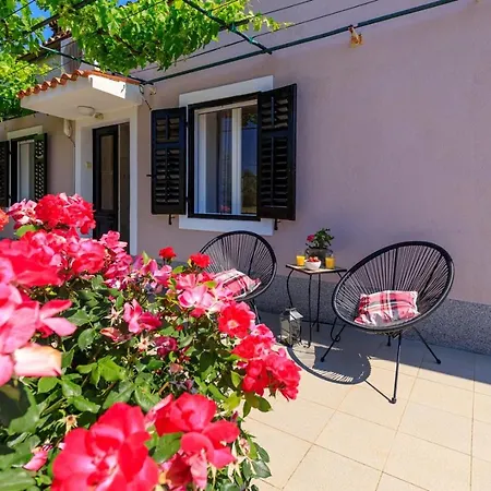 Wine And Roses Guest house Loborika