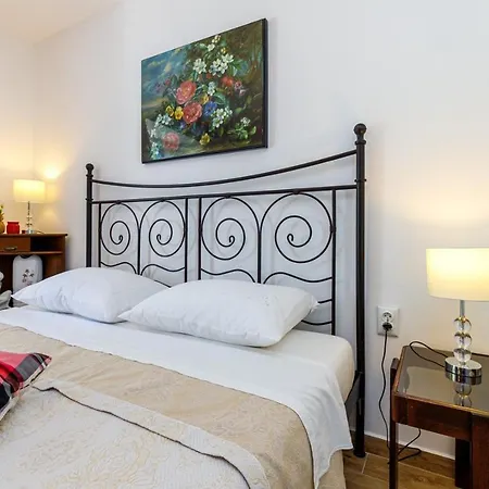 Wine And Roses Guest house Loborika