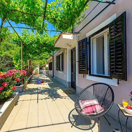 Wine And Roses Guest house Loborika